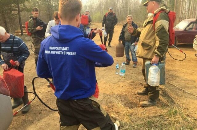 Жители Югры могут стать добровольцами и помочь сотрудникам МЧС тушить пожары. Жить придется в полевых условиях.